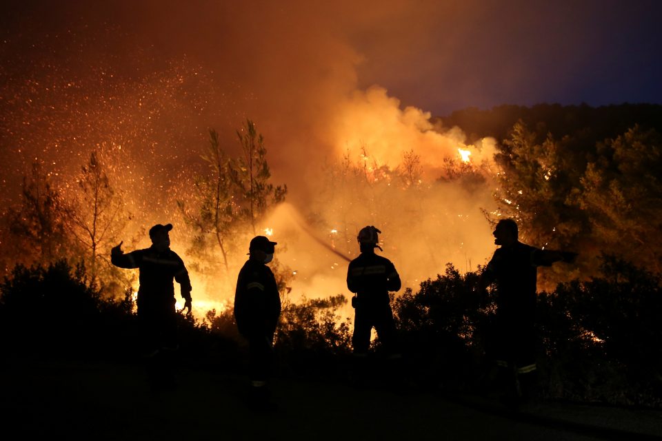 „Na Euboji máme plameny vysoké 20 až 30 metrů, “ řekl podle ČTK v řeckém rozhlase mluvčí hasičů | foto: Costas Baltas,  Reuters