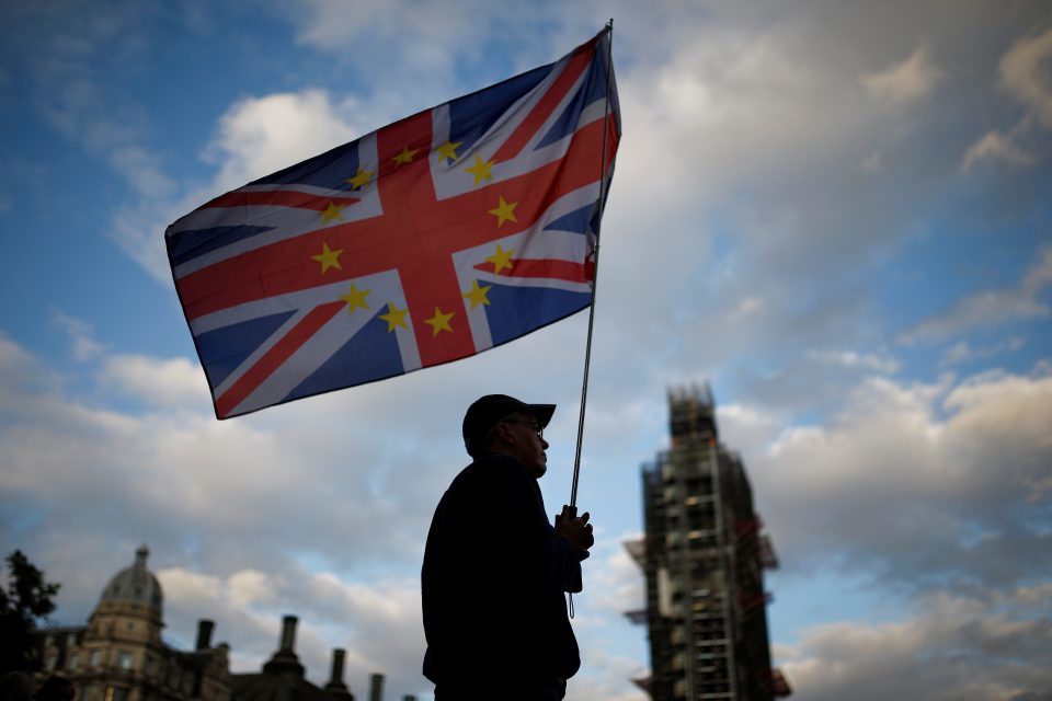 Spojená britská a evropská vlajka před pralamentem v Londýně. | foto: Henry Nicholls,  Reuters