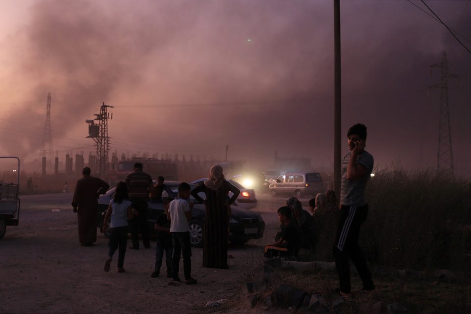Lidé poblíž města Ras al-Ajn | foto: Rodi Said,  Reuters