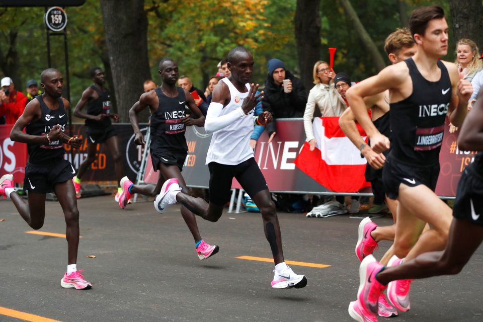 Keňan Eliud Kipchoge  (v bílém) ve skupině vodičů při pokusu zaběhnout maraton pod dvě hodiny | foto: Leonhard Foeger,  Reuters