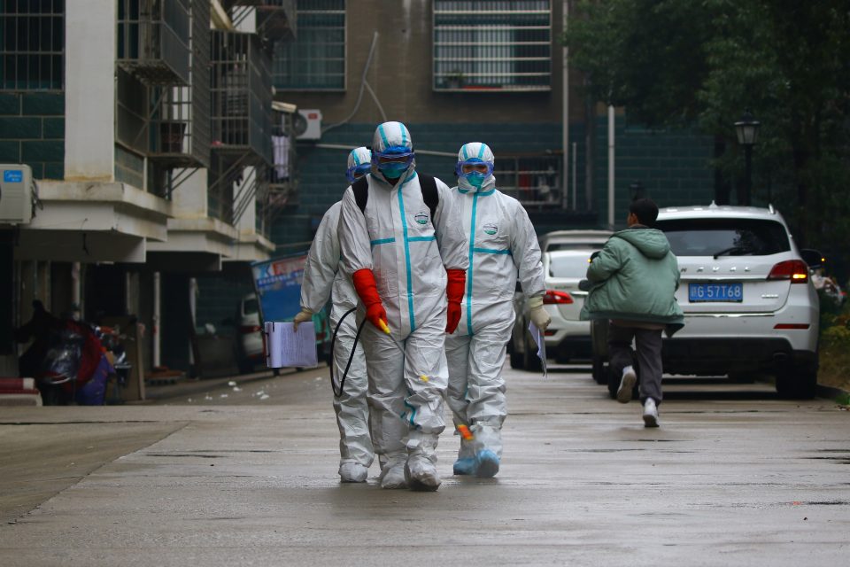 Pracovníci oddělení pro kontrolu nemocí a prevence dezinfikují ulice ve městě Ruichang v provincii Ťiang-si na jihovýchodě Číny  (25. ledna 2020) | foto: Reuters