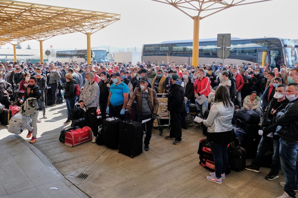 Sezónní pracovníci čekající na letišti na odlet do Německa | foto: Reuters