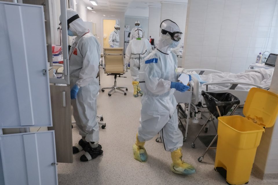 Pracovníci na jednotce intenzivní péče,  kde leží pacienti s nemocí covid-19,  v Moskvě | foto: Sofya Sandurskaya/Moscow News Agency,  Reuters