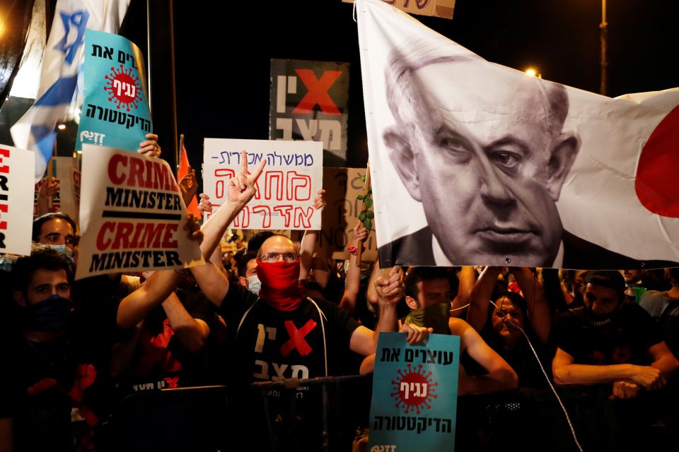 Demonstranti proti premiérovi Benjaminu Netajahuovi zablokovali vchod do izraelského parlamentu | foto: Ronen Zvulun,  Reuters