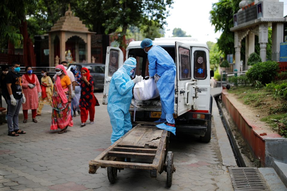 Globální bilance obětí koronaviru přesáhla 800 tisíc lidí | foto: Adnan Abidi,  Reuters