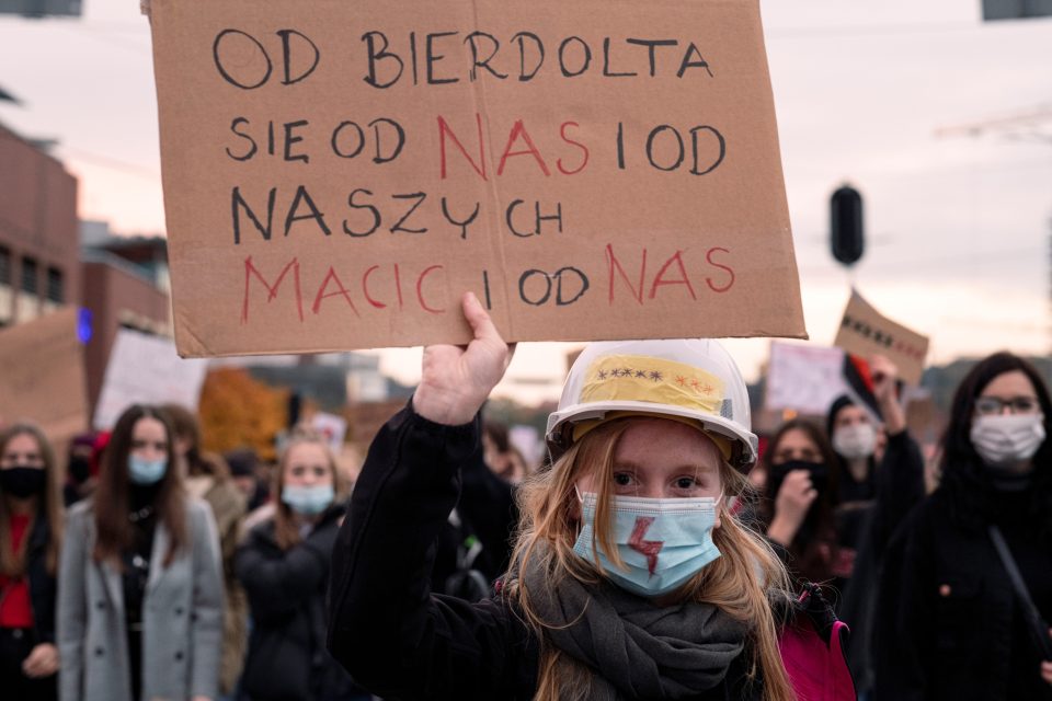Již několikátý den za sebou pokračují v Polsku demonstrace za právo na potrat | foto: Jadwiga Figula,  Reuters