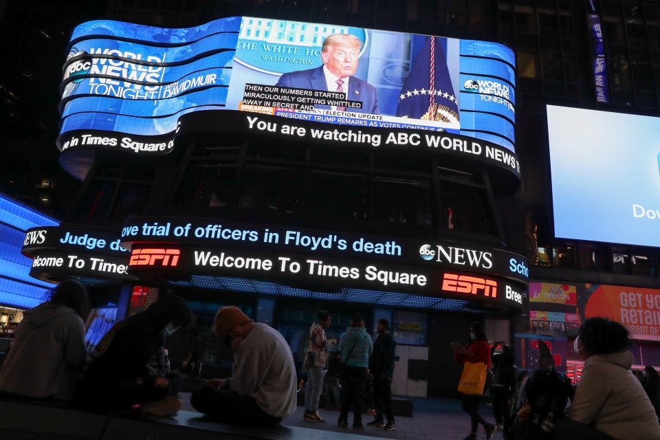 Agentura AFP také upozornila,  že některé americké televize v obavě z šíření dezinformací přerušily vysílání prezidentova vystoupení,  ačkoliv Trump se chopil slova poprvé od volební noci. | foto: Caitlin Ochs,  Reuters