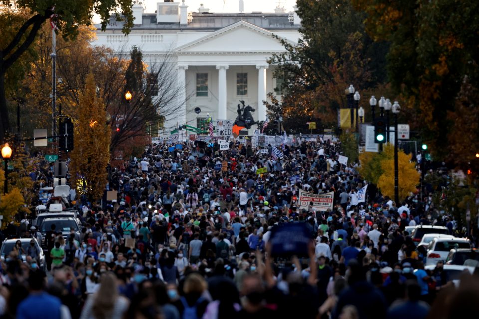 Davy lidí před Bílým domem | foto: Carlos Barria,  Reuters