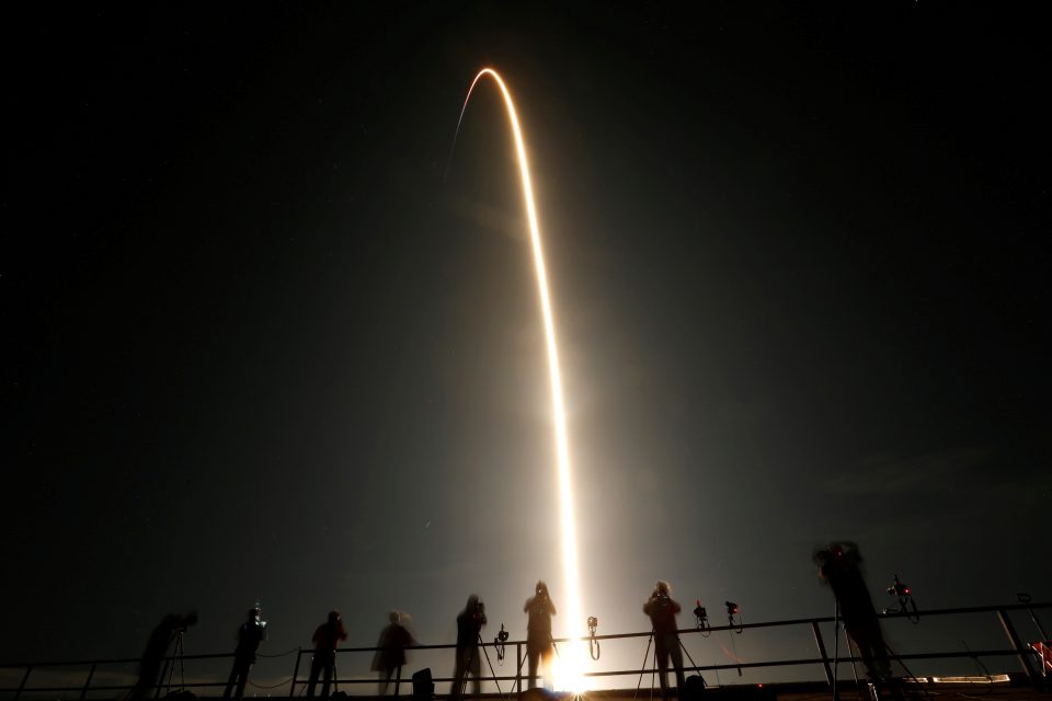 Raketa SpaceX Falcon 9 při transportu na první misi komerční posádky NASA | foto: Joe Skipper,  Reuters