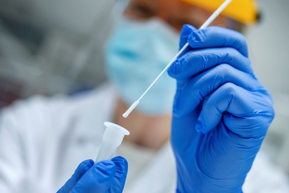 Testování na koronavirus probíhá například pomocí metody PCR výtěrem z nosních dírek | foto: Johan Nilsson,  TT News Agency/Reuters