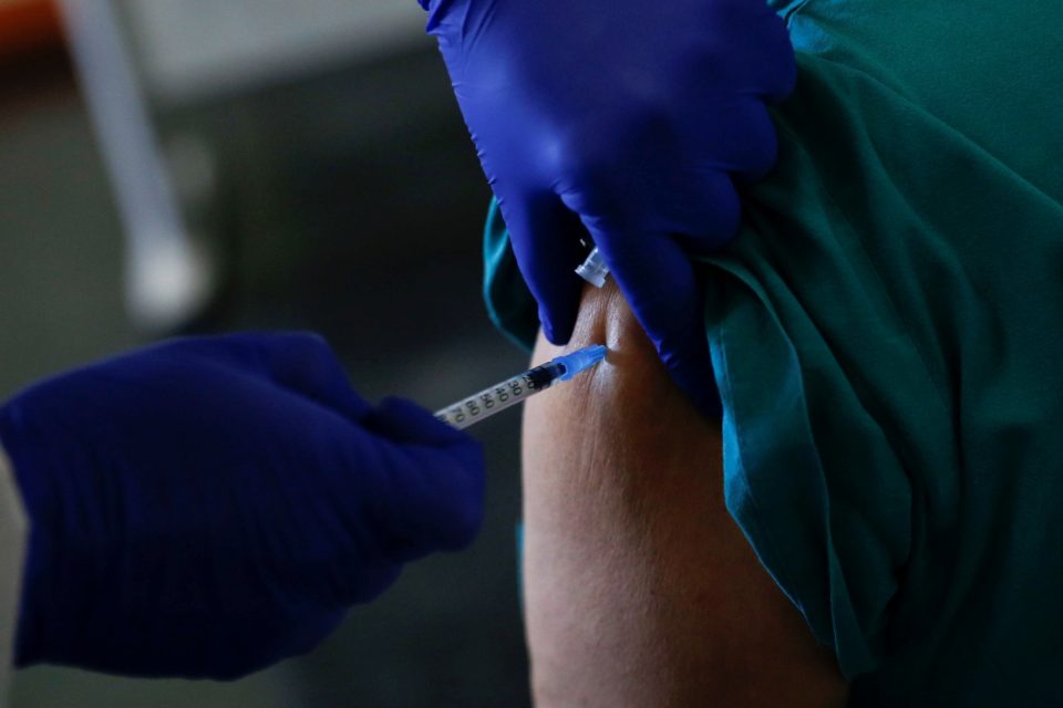 Zdravotník dostává vakcínu v jedné z nemocnic v portugalském Lisabonu | foto: Pedro Nunes,  Reuters