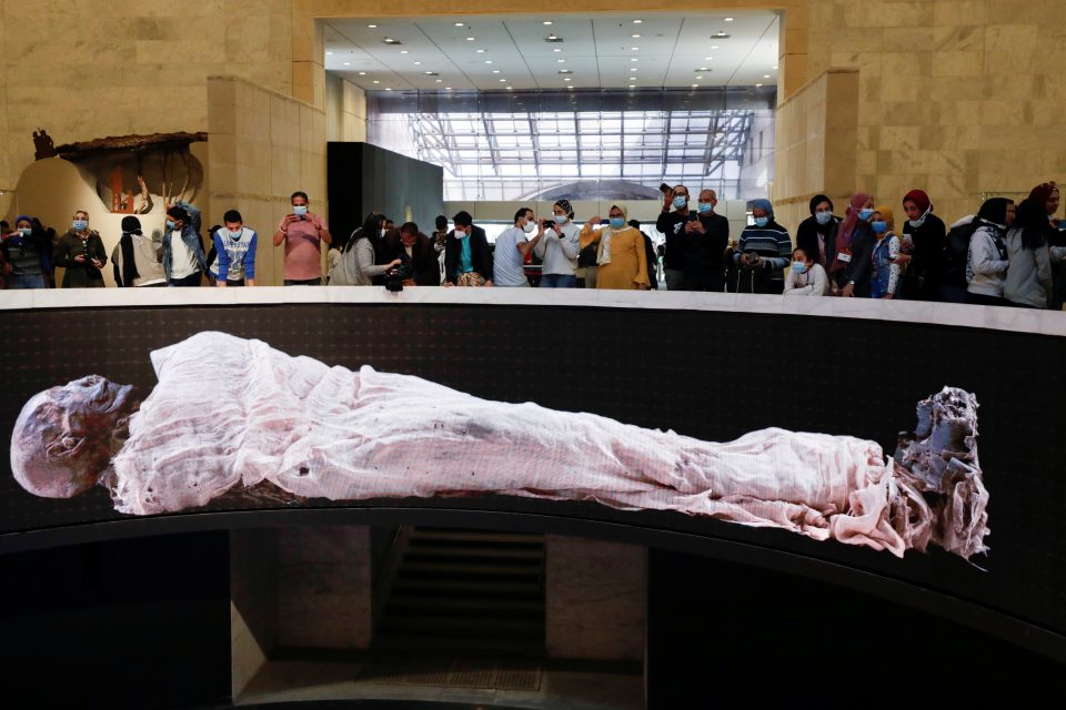 Návštěvníci Muzea egyptské civilizace nad virtuální tabulí s exponátem | foto: Mohamed Abd El Ghany,  Reuters