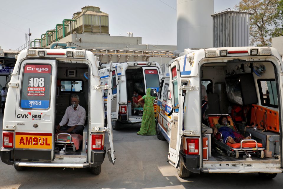 Pacienti s covidem v Indii čekají před nemocnicí v sanitkách na příjem | foto: Amit Dave,  agentura Reuters