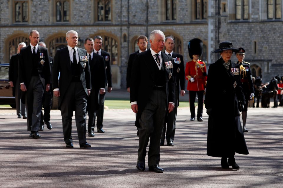 Princ Charles a princezna Anne  (v popředí),  nejstarší potomci vévody z Edinburghu,  jdou za jeho rakví | foto: Alastair Grant,  Reuters