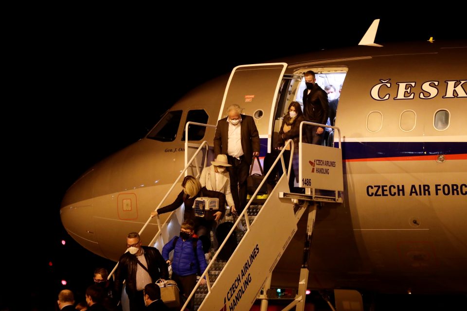 Na ruzyňském letišti přistál český vojenský speciál s dvacítkou vyhoštěných zaměstnanců českého velvyslanectví v Moskvě | foto: David W Cerny,  Reuters