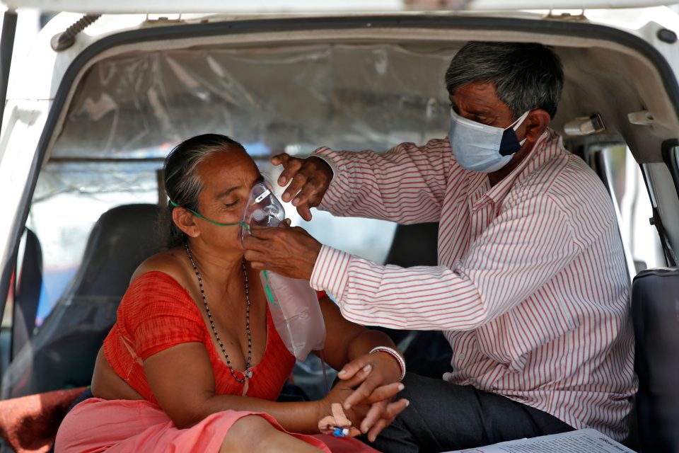 Indické nemocnice jsou vytížené a personál vyčerpaný | foto: Amit Dave,  Reuters