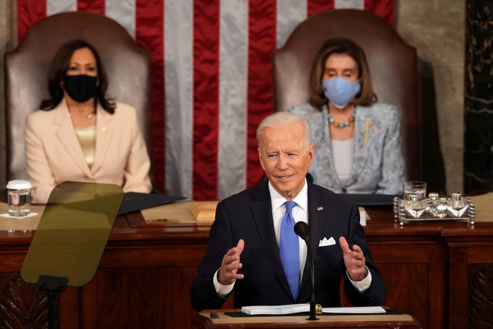 Viceprezidentka Kamala Harrisová  (vlevo) a předsedkyně Sněmovny reprezentantů Nancy Pelosiová sledují projev prezidenta Joea Bidena | foto: Doug Mills,  Reuters