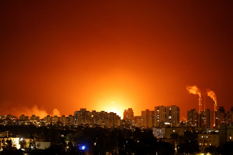 V Tel Avivu se ve středu brzy ráno znovu rozezněly sirény,  podle izraelské armády je město opět pod palbou raket vyslaných z palestinského Pásma Gazy. Skupina Hamás předtím oznámila,  že k Izraeli vysílá přes 200 raket v odpověď na izraelské nálety na obyt | foto: Ibraheem Abu Mustafa,  Reuters