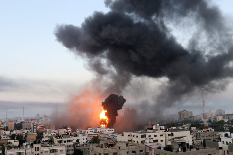 List The Times of Israel ve středu informoval o dvou mrtvých v Lodu,  kde raketa zasáhla vůz se čtyřicetiletou ženou a sedmiletou dívkou. Podle starosty města obě patřily k arabské komunitě | foto: Ibraheem Abu Mustafa,  Reuters