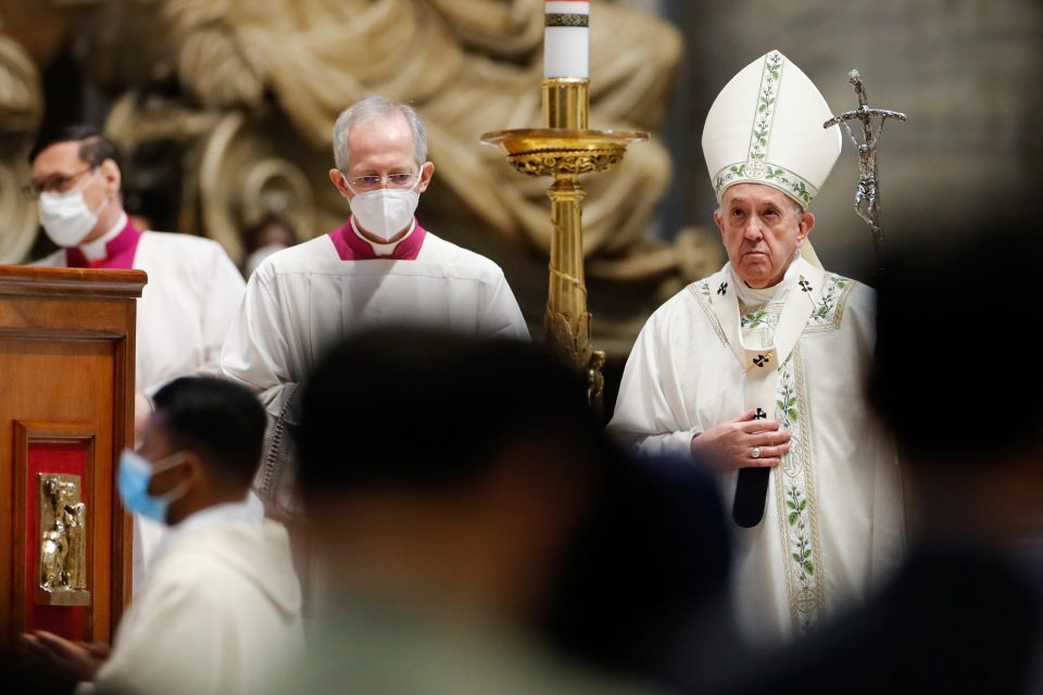 Papež František při mši. | foto: Remo Casilli,  Reuters
