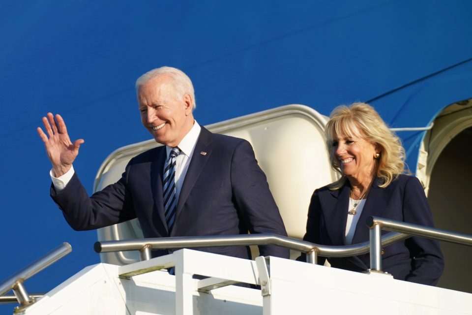 Biden přistál v prezidentském speciálu Air Force One na letišti britského letectva v Mildenhallu | foto: Kevin Lamarque,  Reuters