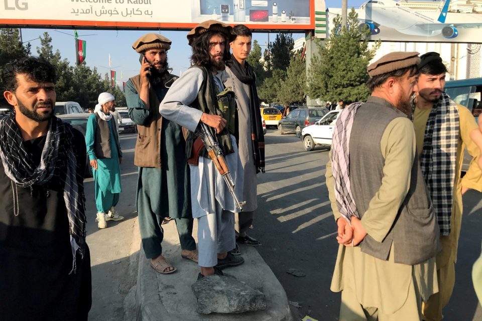 Člen Tálibánu,  který stojí před Mezinárodním letištěm Hámida Karzaje v Kábulu. | foto: Reuters