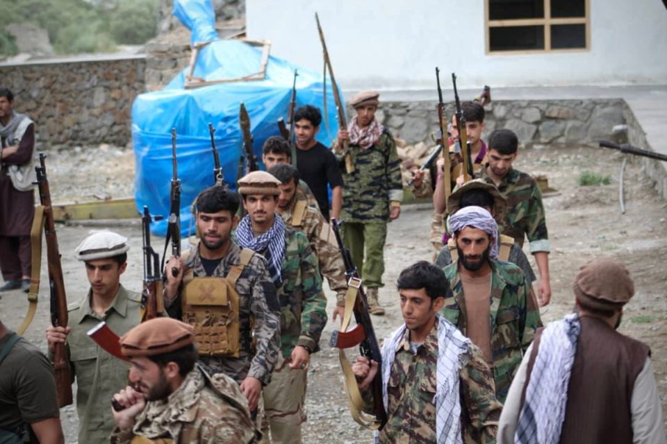 Bojovníci ochotní bojovat proti Tálibánu v severoafghánském údolí Pandžšír | foto: Aamaj News Agency,  Reuters