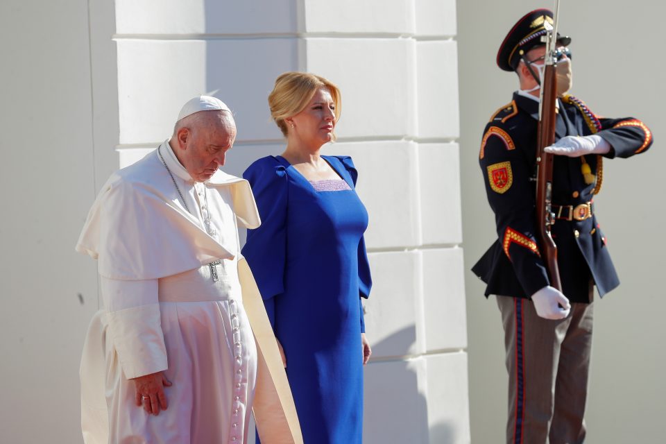Papež František na návštěvě Slovenska,  stojí vedle Zuzany Čaputové | foto: Reuters