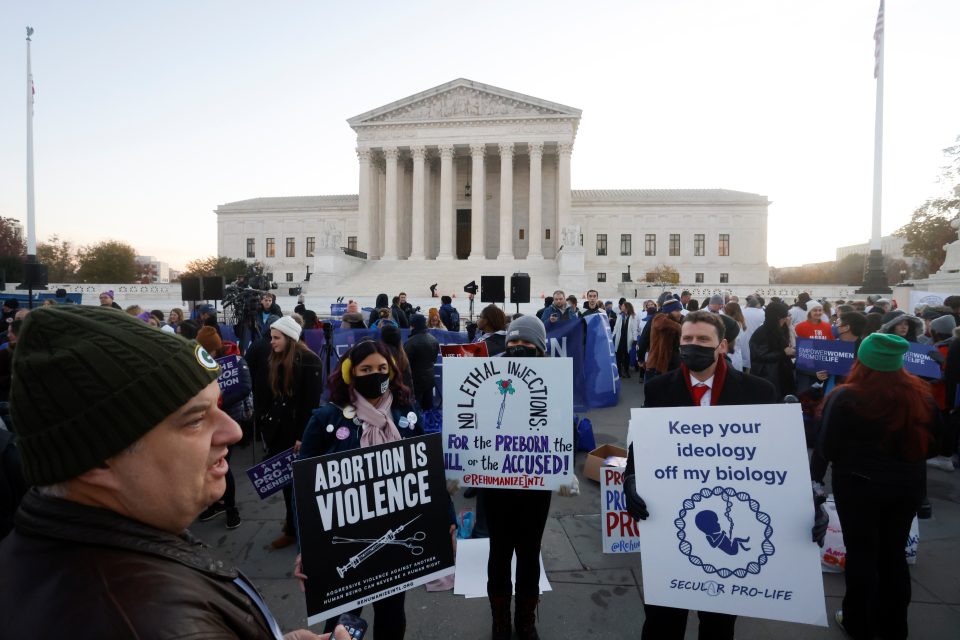 Zastánci i odpůrci potratů před Nejvyšším soudem ve Washingtonu | foto:  Reuters,  Český rozhlas
