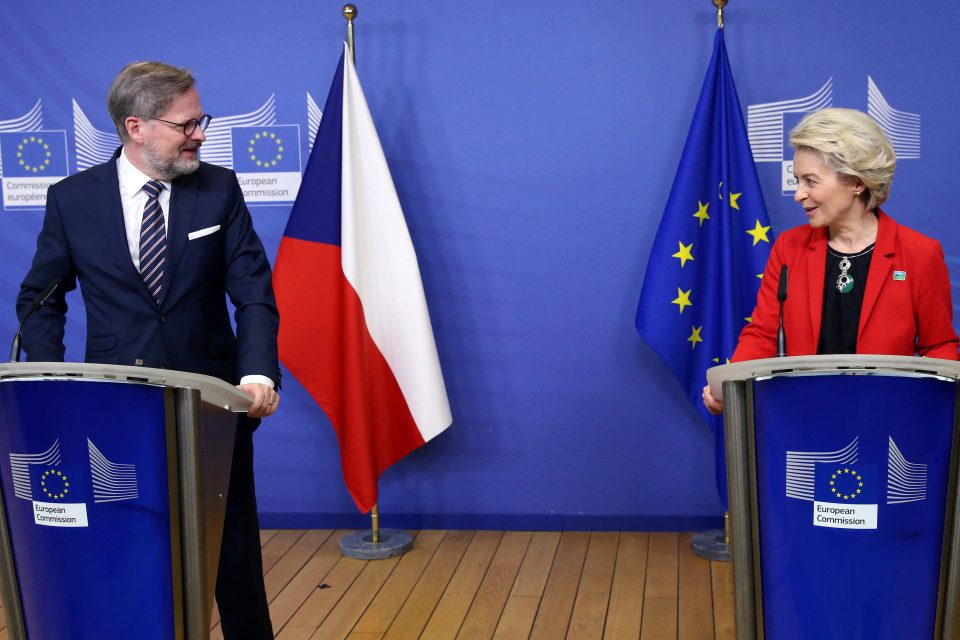 Předsedkyně Evropské komise Ursula von der Leyenová  (vpravo) a český premiér Petr Fiala během společné tiskové konference | foto: Francois Walschaerts / Pool,  Reuters