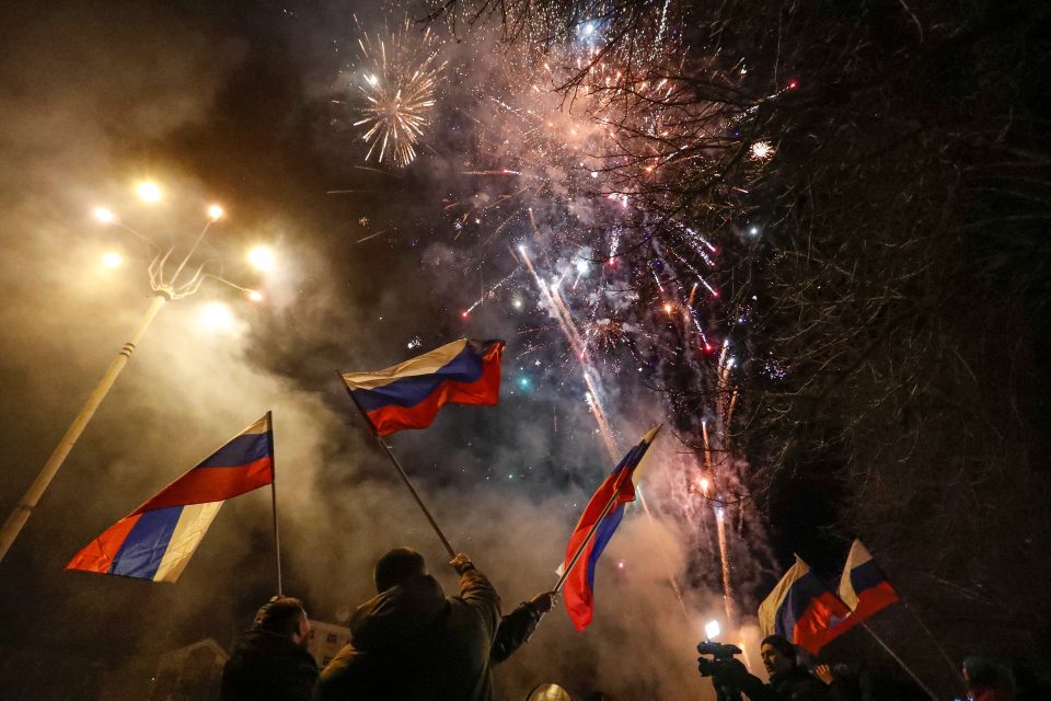 Proruští aktivisté slaví v ulicích separatisty ovládaném Doněcku poté,  co prezident Vladimir Putin uznal nezávislost donbaských republik | foto: Alexander Ermochenko,  Reuters