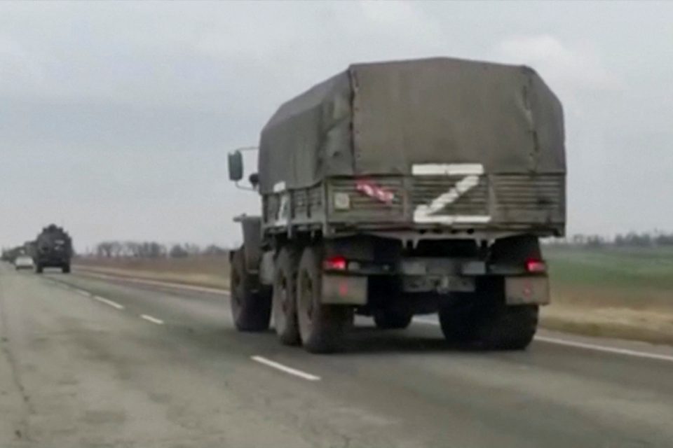 Označené ruské armádní vozidlo mířící z Krymu na Ukrajinu | foto: Reuters