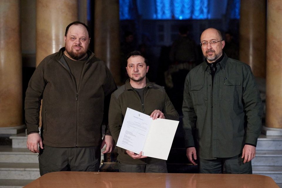 Pod společné prohlášení kromě prezidenta Volodymyra Zelenského připojili podpisy premiér Denys Šmyhal a předseda ukrajinské Nejvyšší rady Ruslan Stefančuk. | foto: Reuters