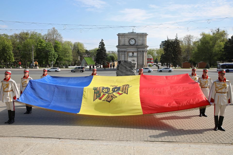 V centru Kišiněva drží vojáci moldavskou vlajku | foto: Vladislav Culiomza,  Reuters