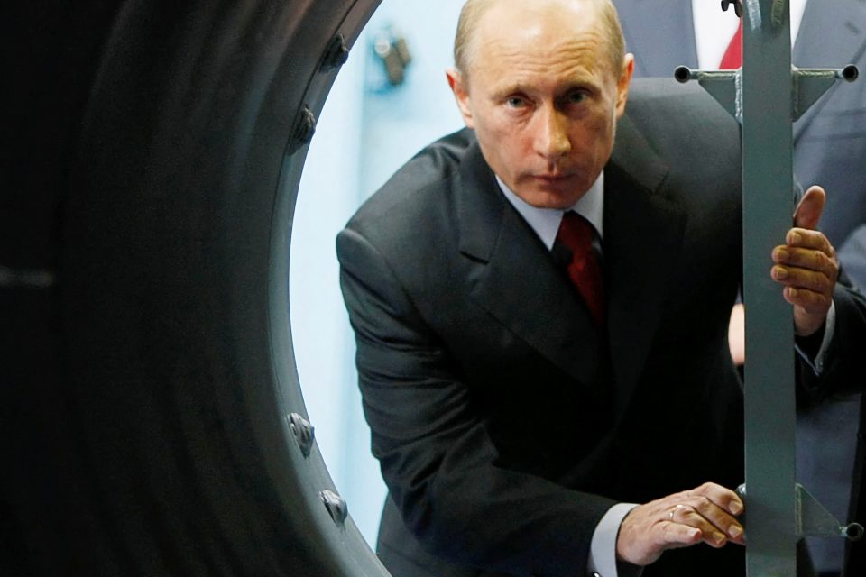 Mozkem a hybnou silou celého aparátu oligarchů má být šéf Kremlu Vladimir Putin  (na fotografii z roku 2008) | foto: RIA Novosti,  Reuters