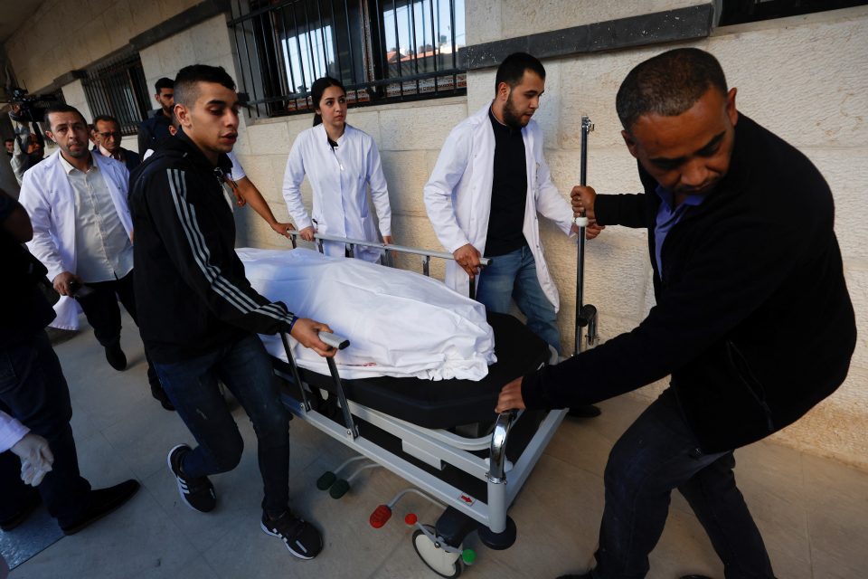 Tělo palestinské reportérky Širín abú Aklahové je přenášeno v nemocnici po izraelské razii v Dženínu | foto: Reuters