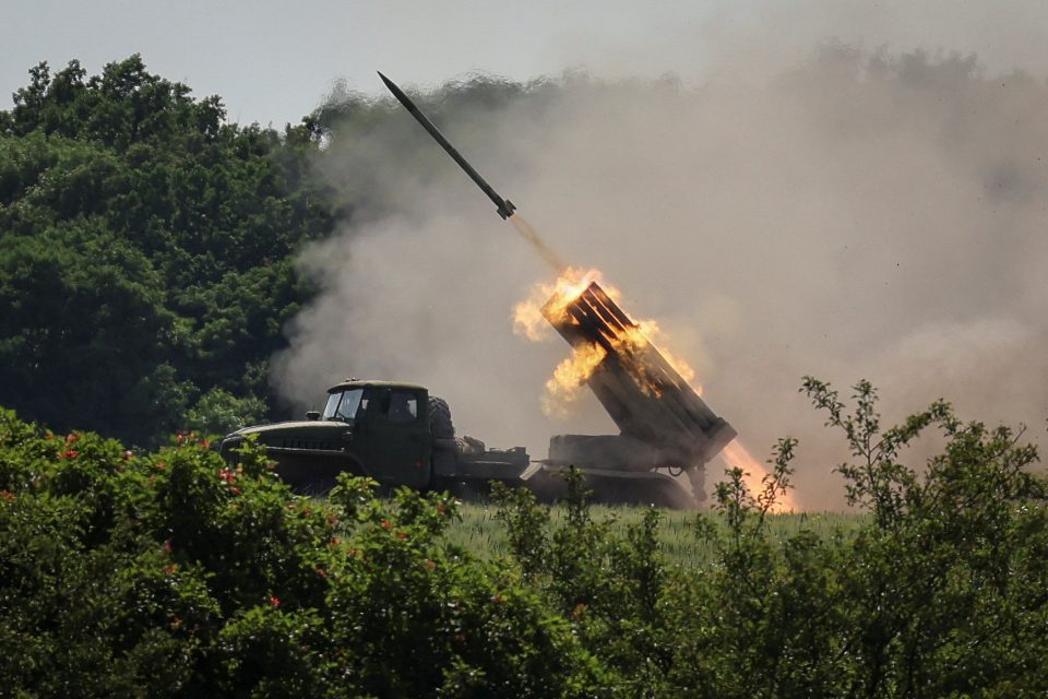 Ukrajinci pálí z raketometu BM-21 Grad na ruské pozice u Lysyčansku | foto: Gleb Garanich,  Reuters