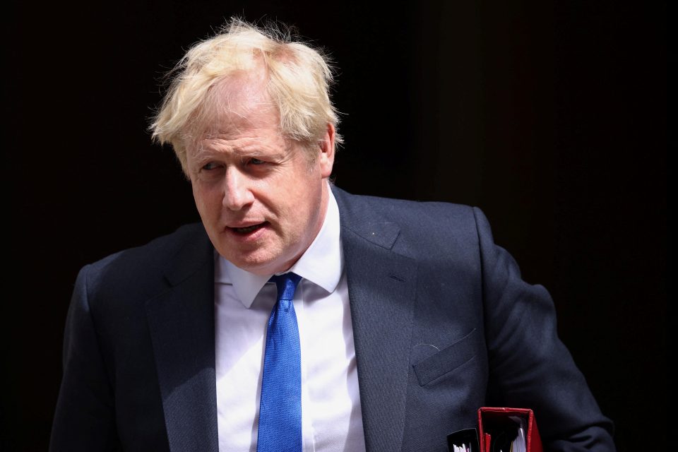 Boris Johnson vycházející z Downing Street 10 | foto: Henry Nicholls,  Reuters
