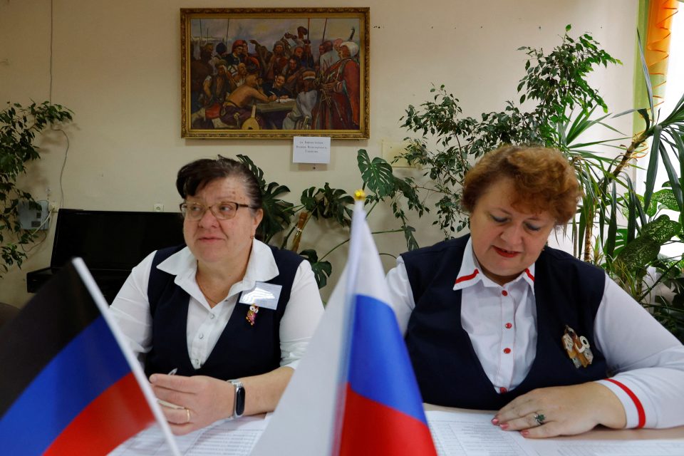 volební komise u referenda o ilegálním připojení takzvané Doněcké lidové republiky k Rusku | foto: Alexander Ermochenko,  Reuters