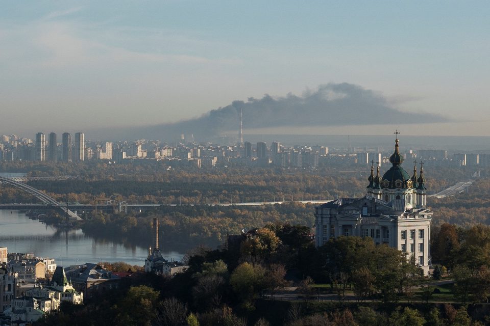 Po leteckých náletech ruských sil stoupá nad Kyjevem tmavý dým | foto: Anna Voitenko,  Reuters
