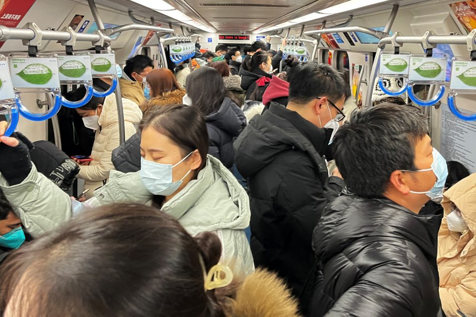 Cestující pekingského metra během ranní špičky 26. prosince 2022 | foto: Josh Arslan,  Reuters