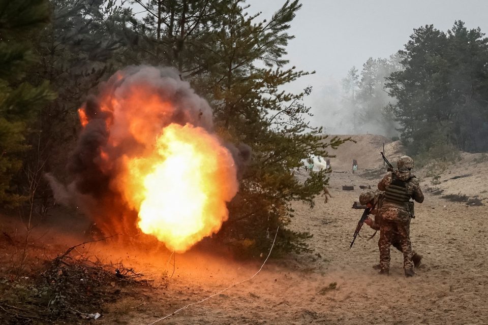Cvičení ukrajinských vojáků na hranici s Běloruskem | foto: Gleb Garanich,  Reuters