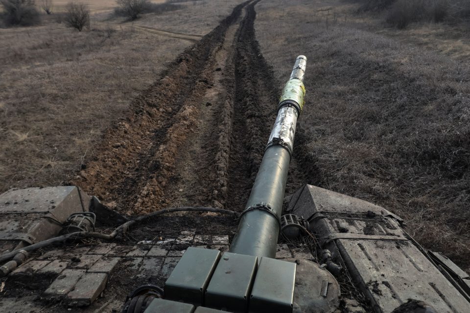 Ukrajinský tank nedaleko frontové linie u Bachmutu | foto: Serhii Nuzhnenko/Radio Free Europe,  Reuters