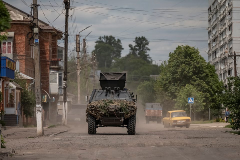 Obrněné vozidlo poblíž ukrajinsko-ruské hranice ve městě Vovčansk v Charkovské oblasti | foto: Viacheslav Ratynskyi,  Reuters