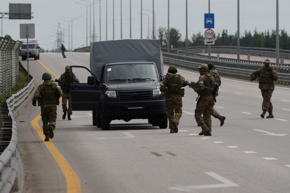 Wagnerovci na dálnici M-4,  která spojuje Moskvu s městy na jihu Ruska | foto: Stringer,  Reuters