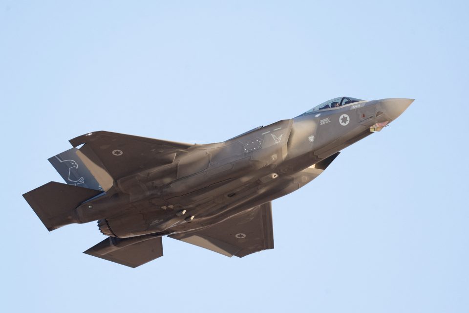 Letoun F-35 na letecké základně Hatzerim v jižním Izraeli | foto: Amir Cohen,  Reuters