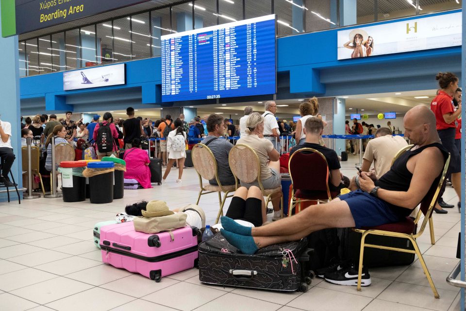 Evakuovaní turisté čekající na letišti na Rhodosu na odlet | foto: Nicolas Economou,  Reuters