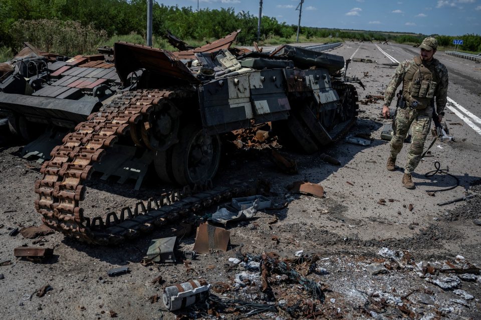 ukrajinský voják zničený ukrajinský tank robotyne | foto: Reuters
