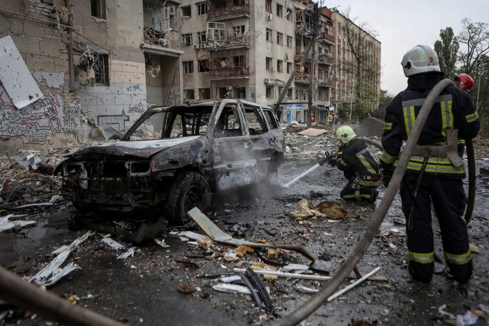 Hasiči na místě ruského útoku v Charkově | foto: Sofiia Gatilova,  Reuters