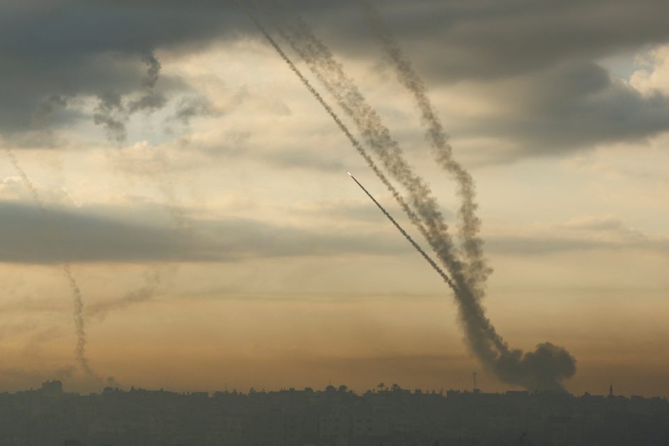 Raketa vypálená z Pásma Gazy | foto: Reuters